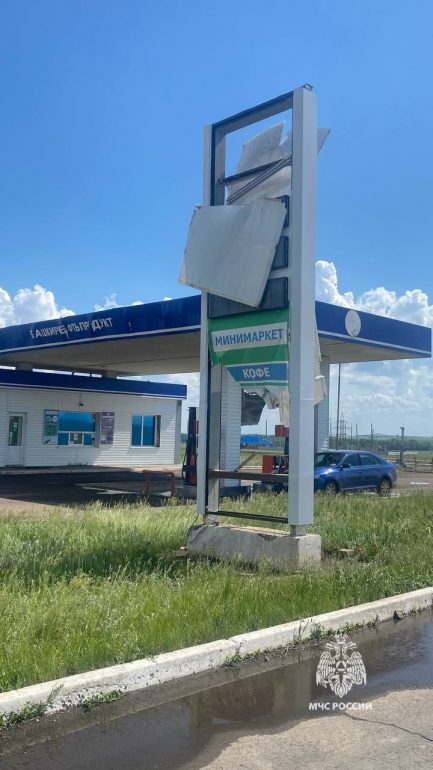 В Башкирии торнадо снес два автомобиля и дорожные знаки