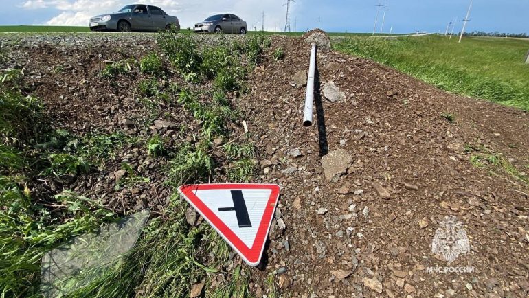 В Башкирии торнадо снес два автомобиля и дорожные знаки