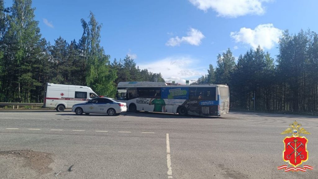 Полиция назвала версию ДТП автобуса с Камазом под Сосновым Бором, пострадавших пятеро