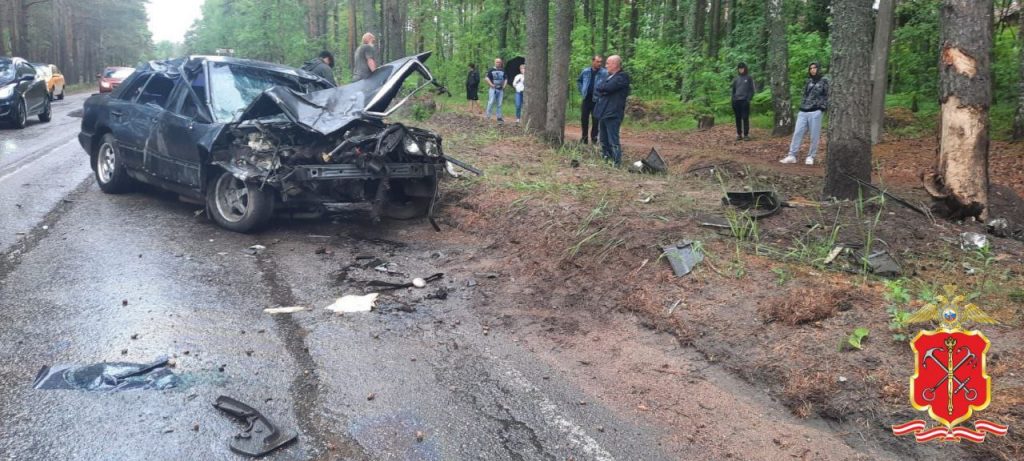 Водитель Mercedes-Benz погиб при обгоне на трассе под Выборгом