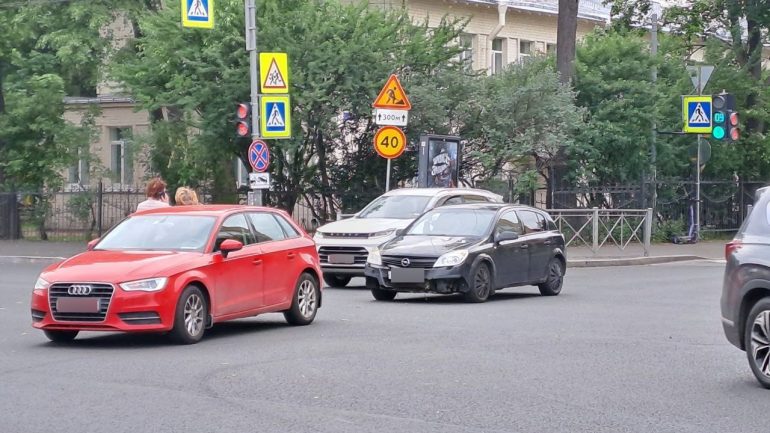ДТП на перекрестке Медиков и Профессора Попова собрало пробку