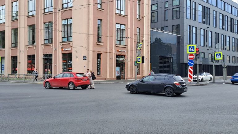 ДТП на перекрестке Медиков и Профессора Попова собрало пробку