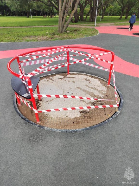 Рука 10-летней девочки застряла в карусели в Петербурге