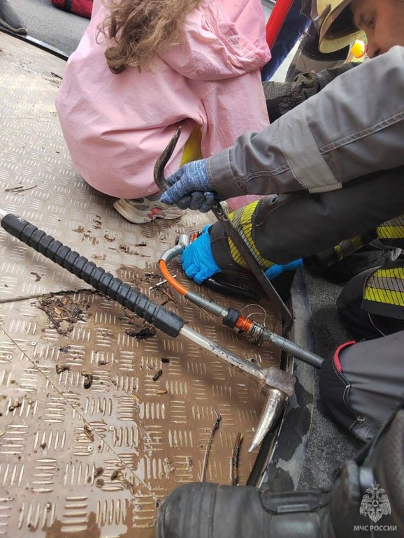 Рука 10-летней девочки застряла в карусели в Петербурге