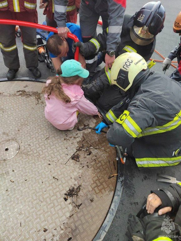 Рука 10-летней девочки застряла в карусели в Петербурге