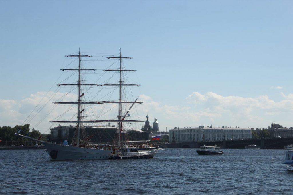 Бриг «Россия» прибыл в Петербург на праздник «Алые паруса»