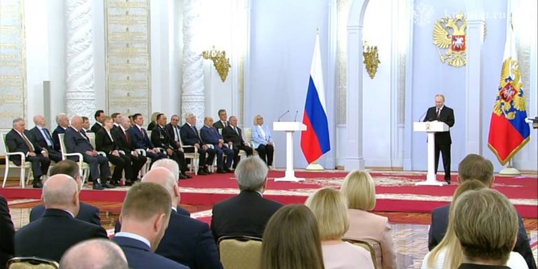 Путин: отмечать День России необходимо и исторически верно