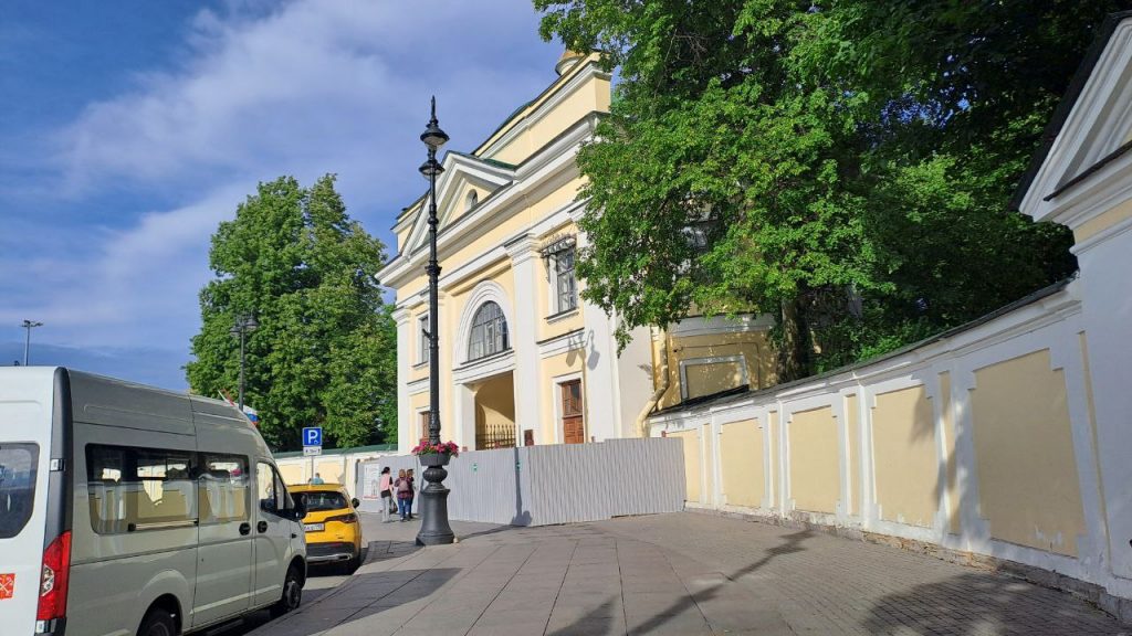 Главный вход в Александро-Невскую лавру закрыли из-за реставрации