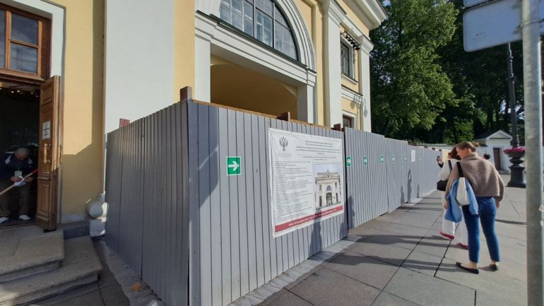 Главный вход в Александро-Невскую лавру закрыли из-за реставрации