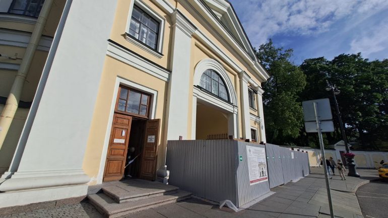 Главный вход в Александро-Невскую лавру закрыли из-за реставрации