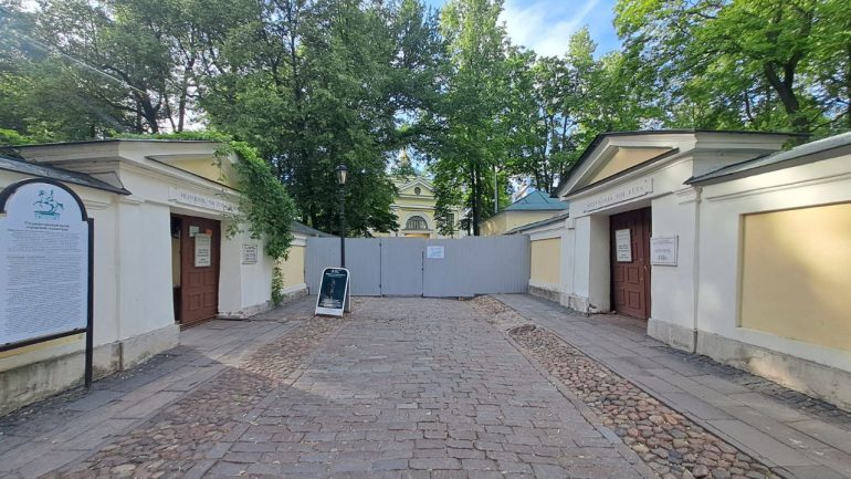 Главный вход в Александро-Невскую лавру закрыли из-за реставрации