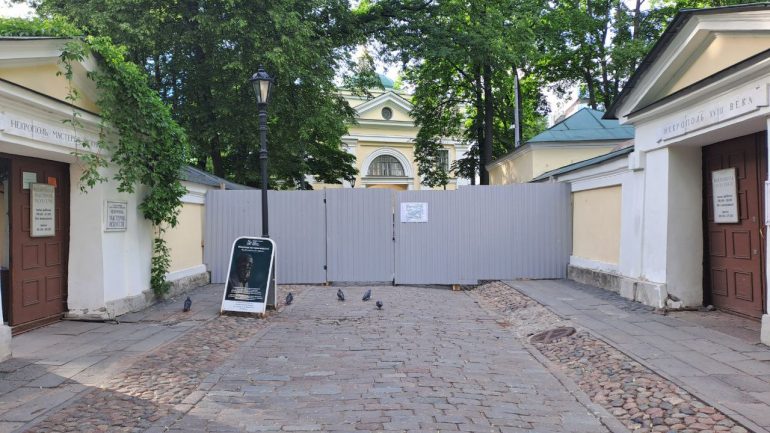 Главный вход в Александро-Невскую лавру закрыли из-за реставрации