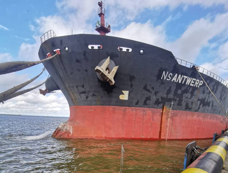 Судно навалилось на причал в порту Усть-Луга