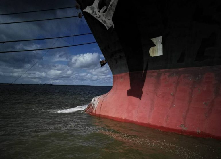 Судно навалилось на причал в порту Усть-Луга