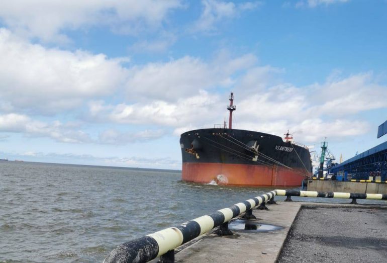 Судно навалилось на причал в порту Усть-Луга