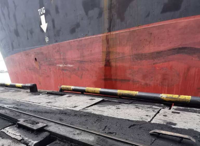 Судно навалилось на причал в порту Усть-Луга