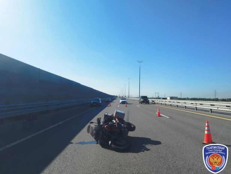 Гонщик на Honda попал в больницу после падения с мотоцикла на трассе «Нева»