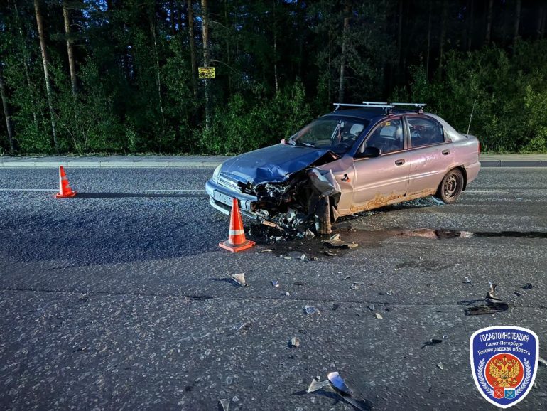 Мотоциклист и его пассажир попали в больницу после ДТП с Chevrolet под Гатчиной