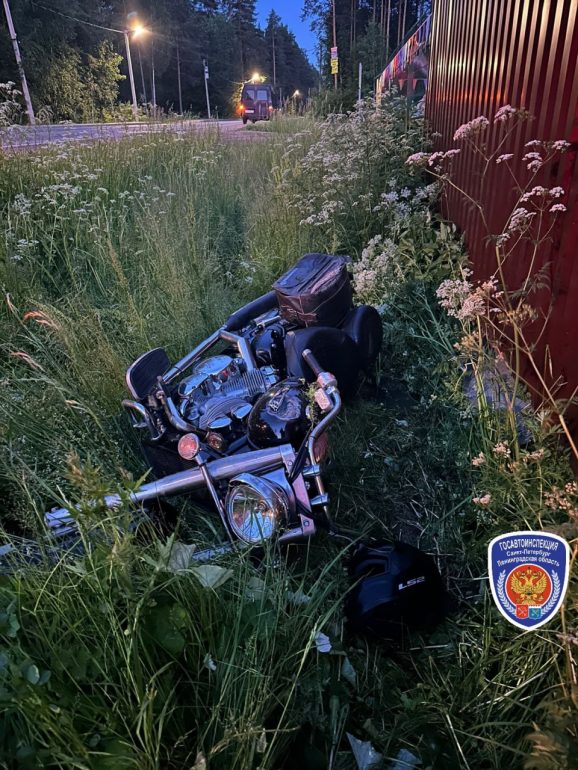 Мотоциклист и его пассажир попали в больницу после ДТП с Chevrolet под Гатчиной