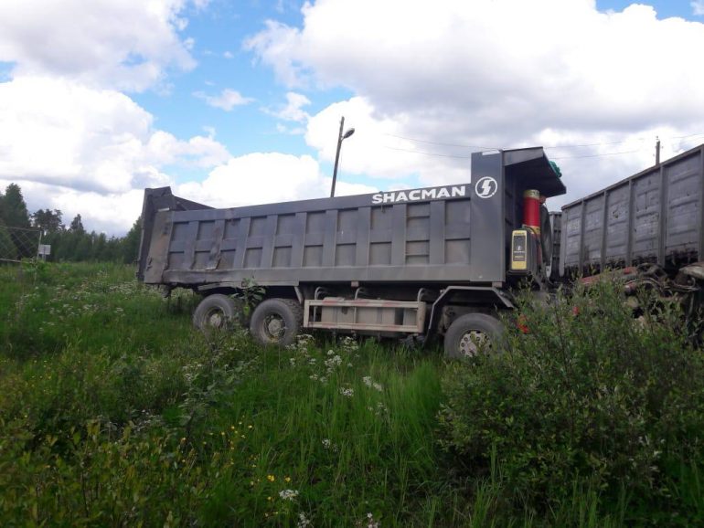 Грузовой поезд сбил автомобиль в Карелии