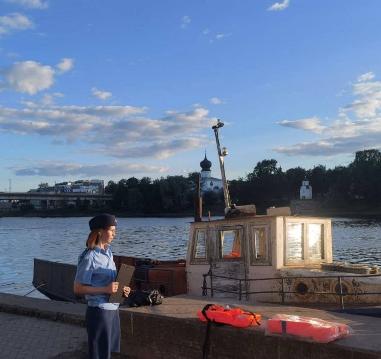 Пассажир выпал за борт катера в Пскове