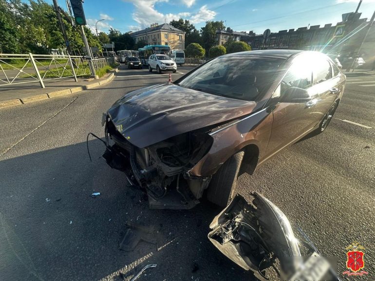 В ДТП Skoda и Hyundai в Красном Селе пострадали женщина и школьница ...