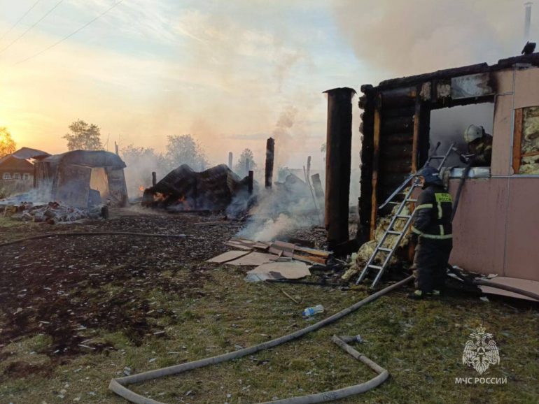На Урале в горящем доме погибли дедушка и две маленькие внучки