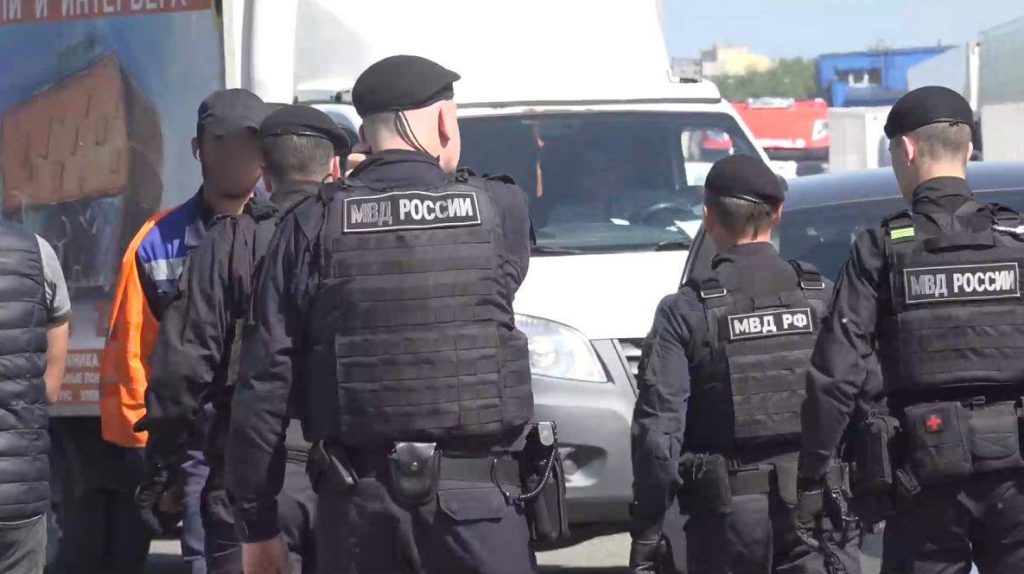 После разбоя мигрантов у Пулковских высот полиция пришла с рейдом на оптовые рынки 