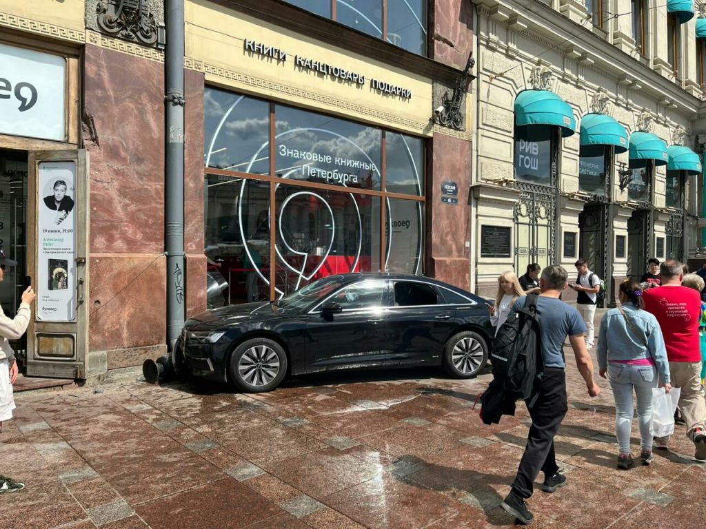 Audi врезалась в витрину книжного на Невском