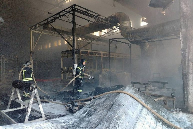 Цех по производству троллейбусов погорел в Челябинске