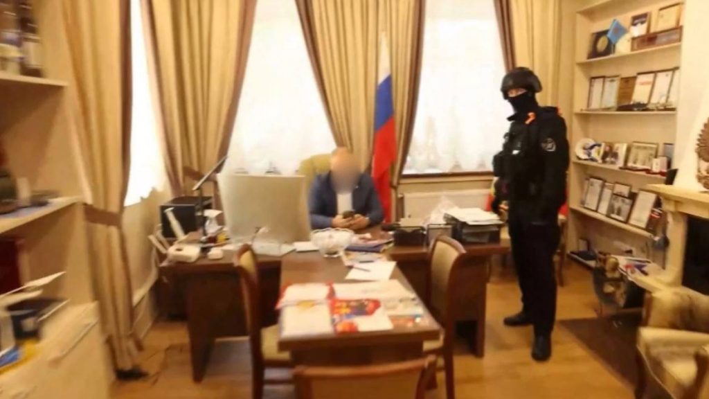 В Пушкине полицейский пес унюхал в кабинете директора колледжа разукомплектованное оружие