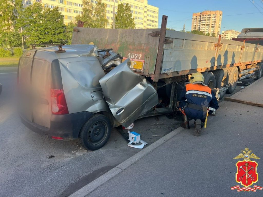 Водитель Lada погиб, врезавшись в припаркованный на Суздальском тягач