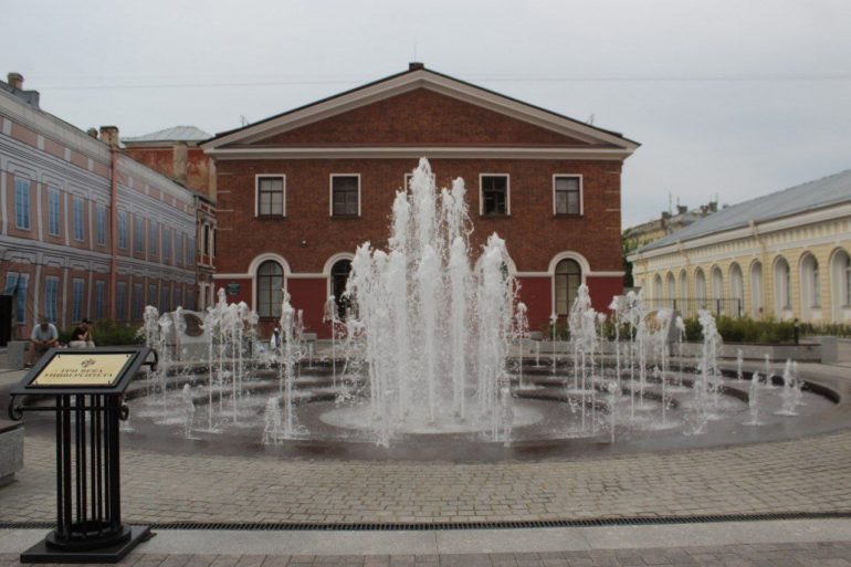 Фонтан «Петр Первый» открыли во дворе СПбГУ к 300-летию вуза