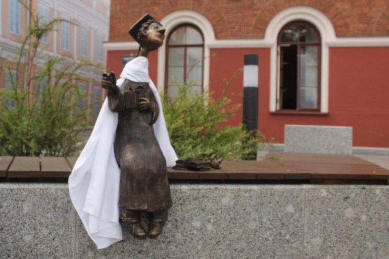 Фонтан «Петр Первый» открыли во дворе СПбГУ к 300-летию вуза