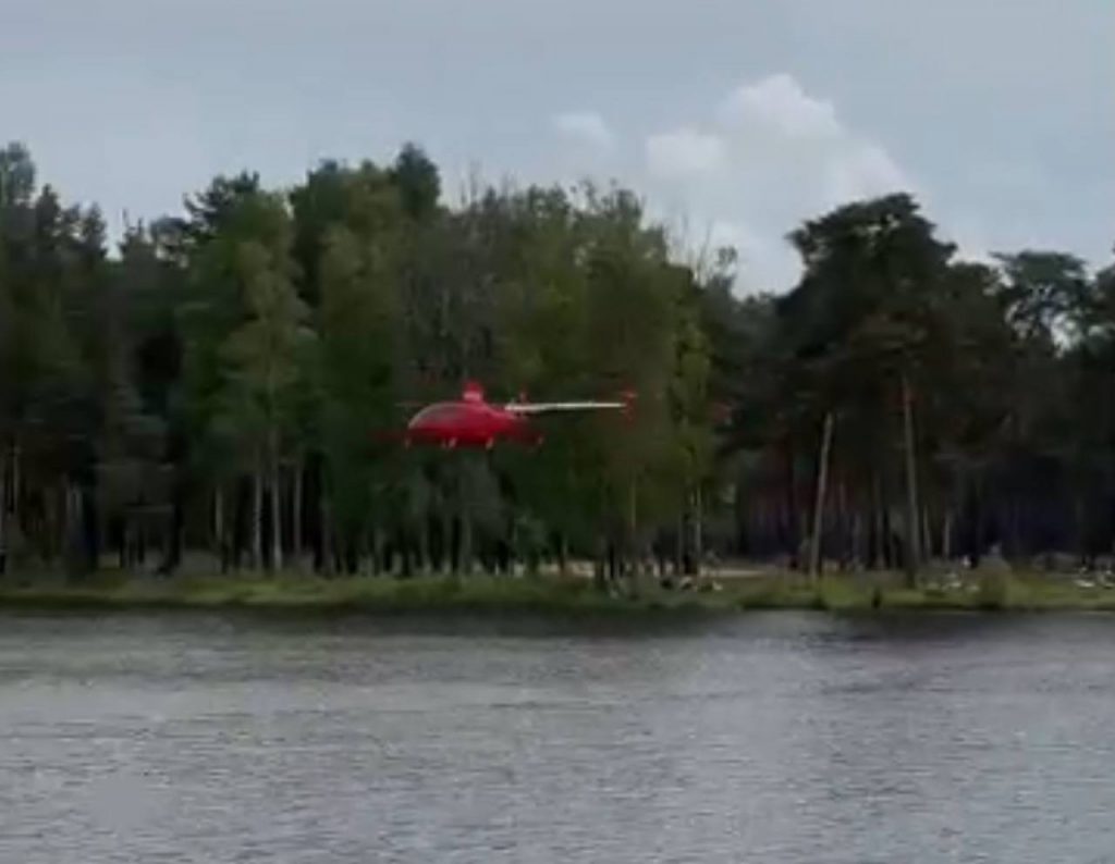 Вертолет кружил над головами купающихся в Коркинском озере