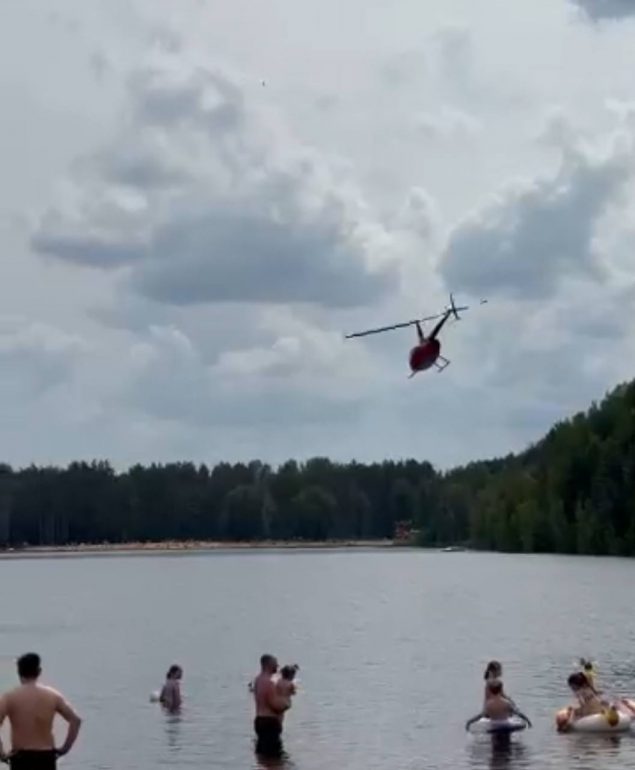 Вертолет кружил над головами купающихся в Коркинском озере