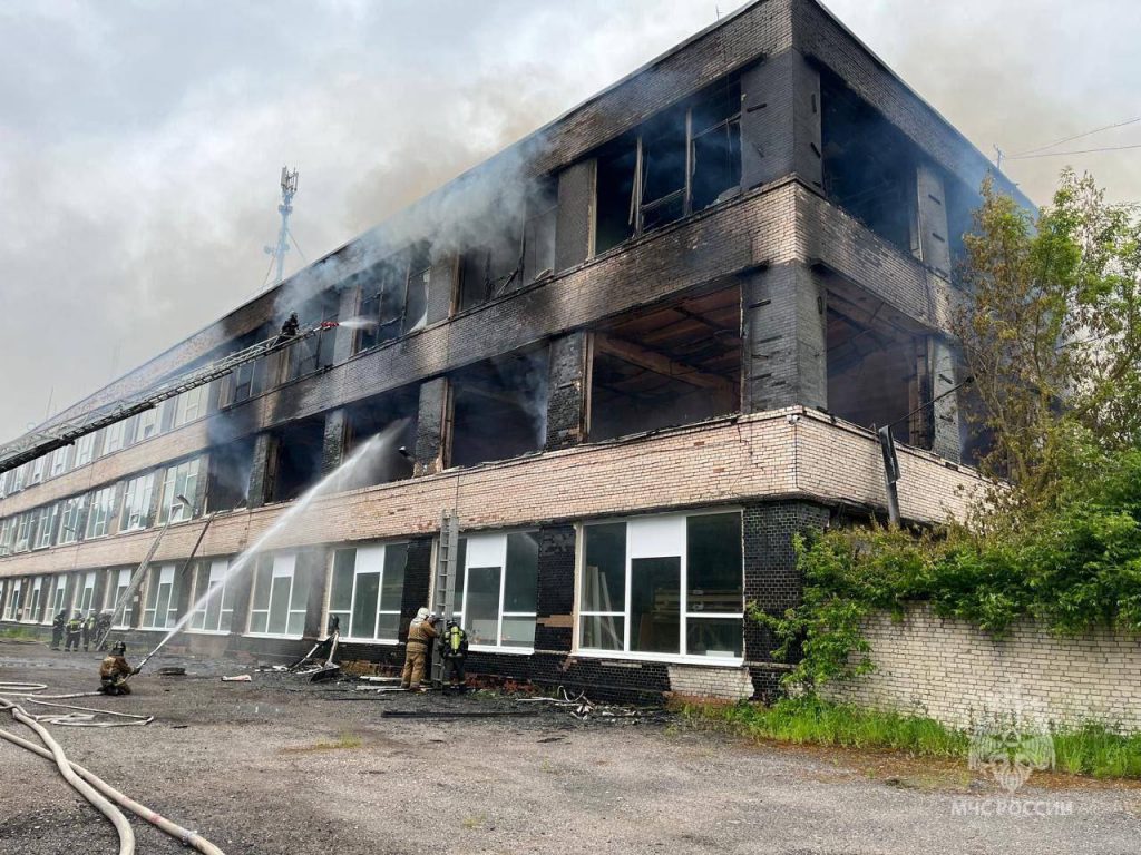 В Гатчине загорелось производственное здание