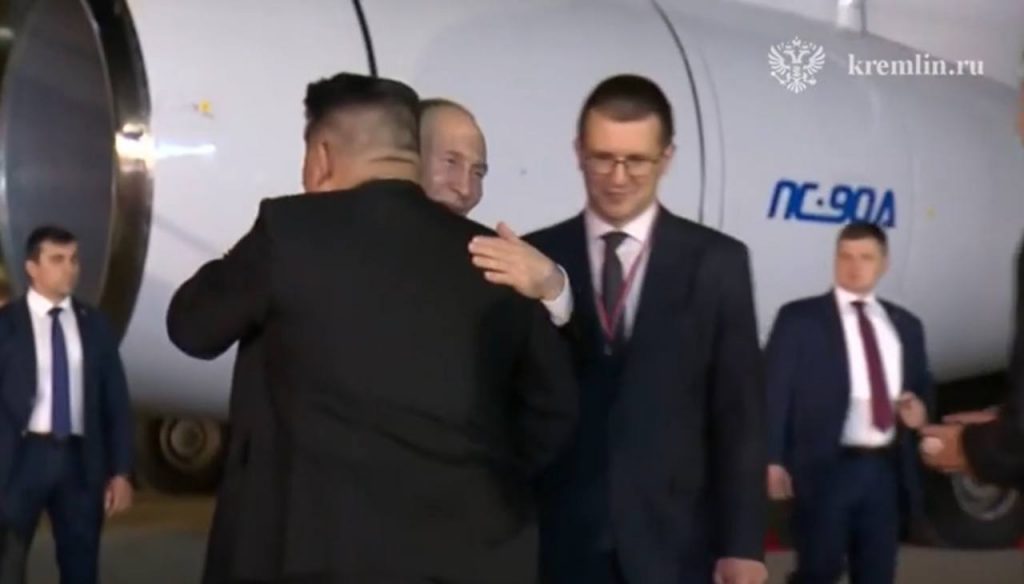 Ким Чен Ын встретил Путина у самолета и обнял