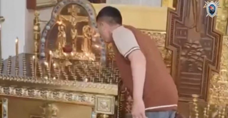 Суд арестовал мигранта, потушившего свечи в церкви в Москве