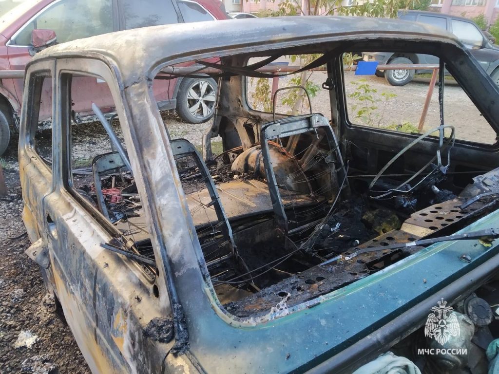 Житель Пермского края попытался слить бензин и сжег четыре машины