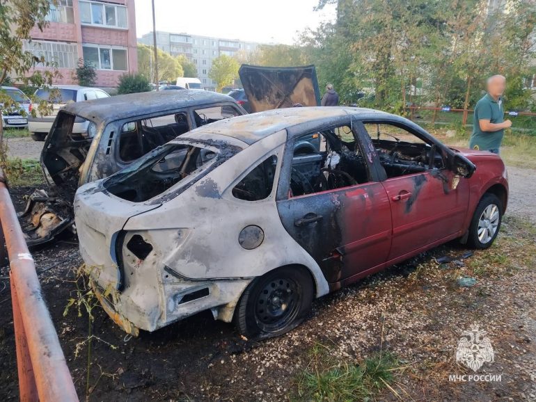 Житель Пермского края попытался слить бензин и сжег четыре машины