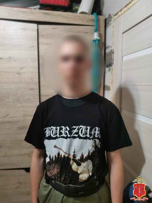 В Петербурге на школьных каникулах подростки бегают по городу с ножами