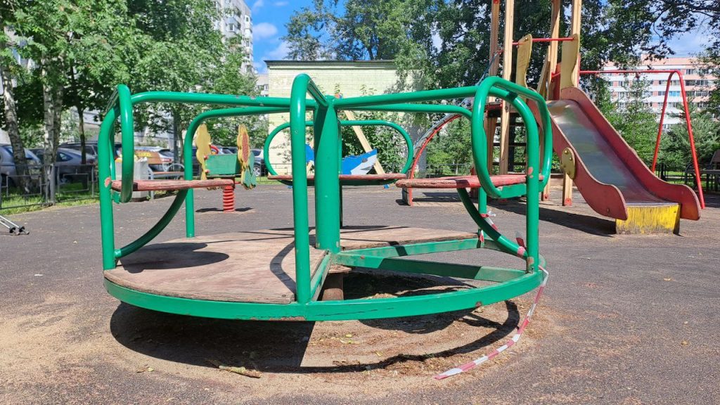 Детские площадки в Петербурге становятся травмоопасными