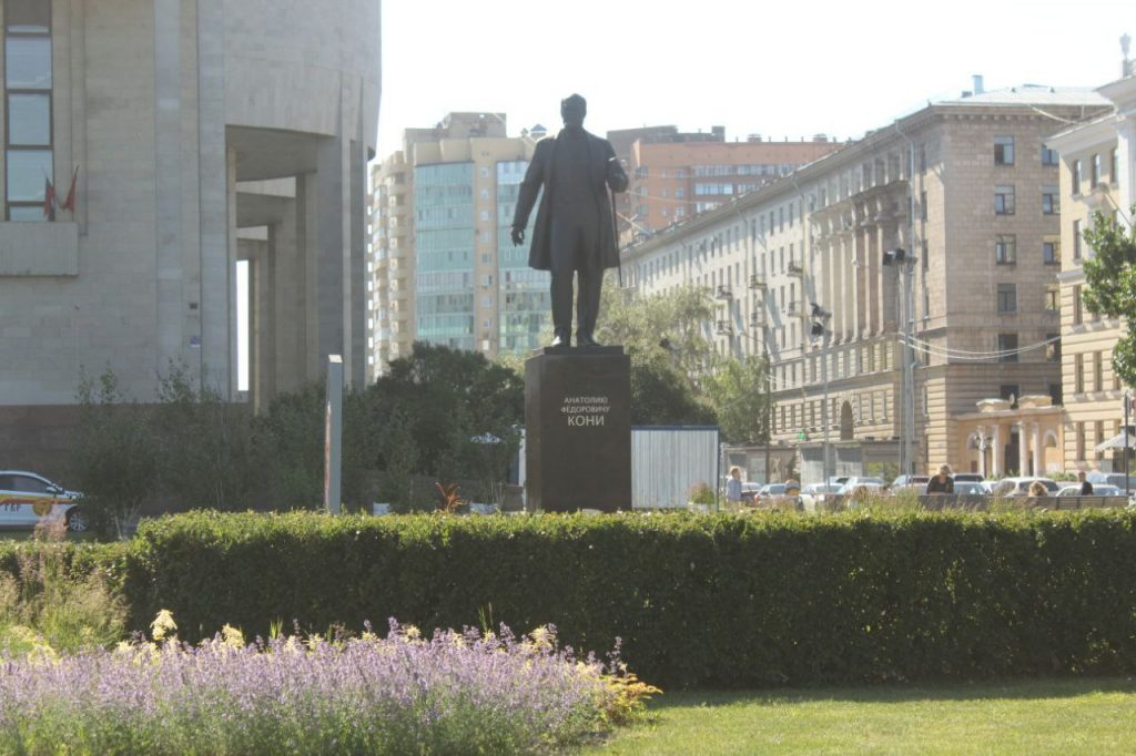Памятник правоведу Кони открыли в первый день ПМЮФ