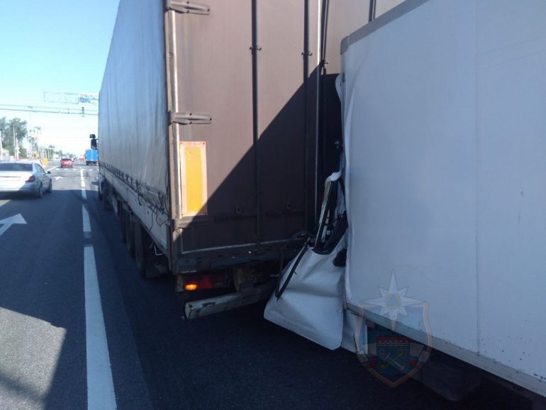 На М-10 водителя Газели раздавило в ДТП с фурой