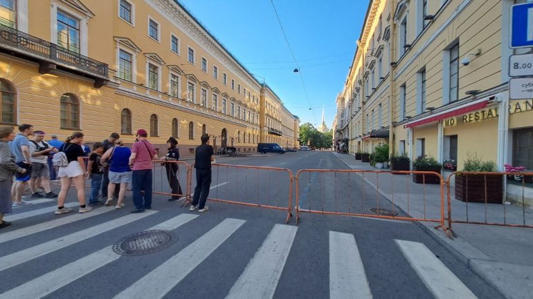 Семьи уезжают разочарованные из центра Петербурга