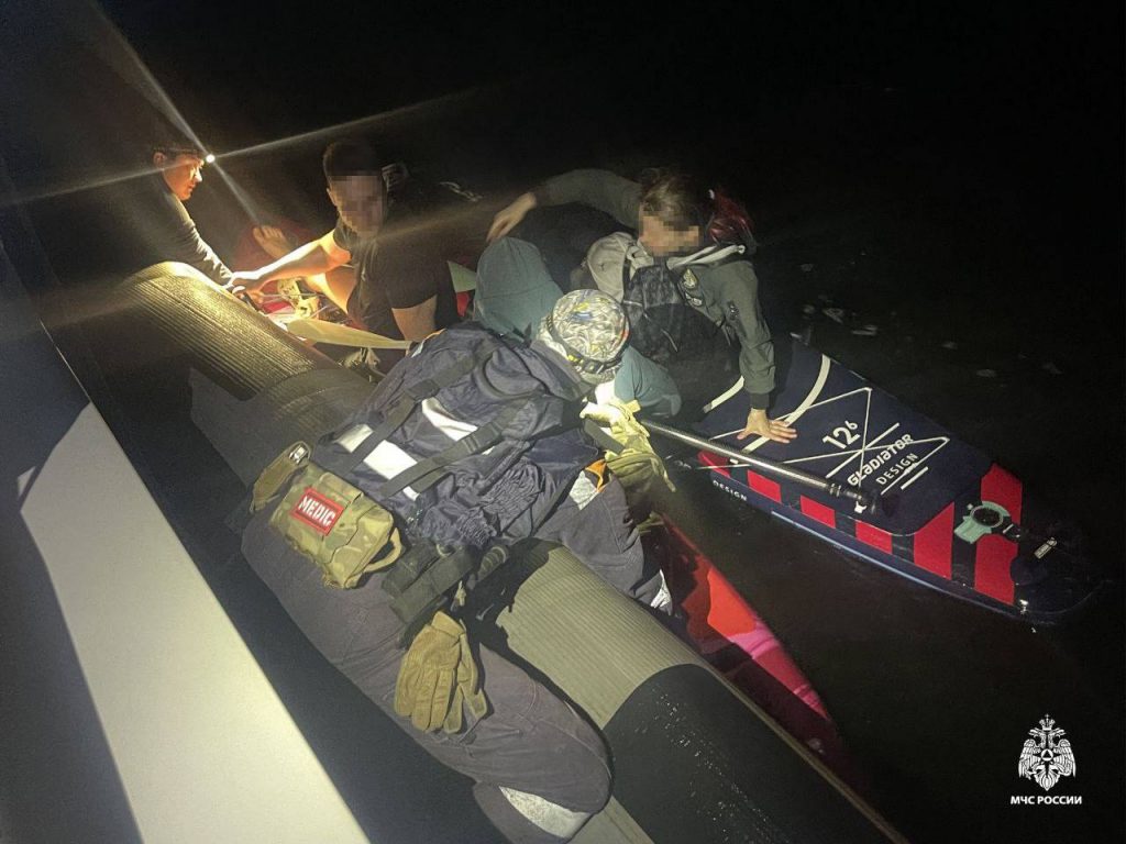 Сотрудники МЧС спасли сапсерферов в Амурском заливе