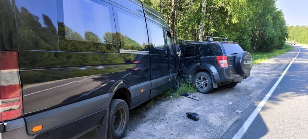 Микроавтобус и Suzuki устроили ДТП в Карелии, пострадали 8 человек