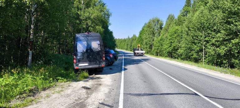 Микроавтобус и Suzuki устроили ДТП в Карелии, пострадали 8 человек