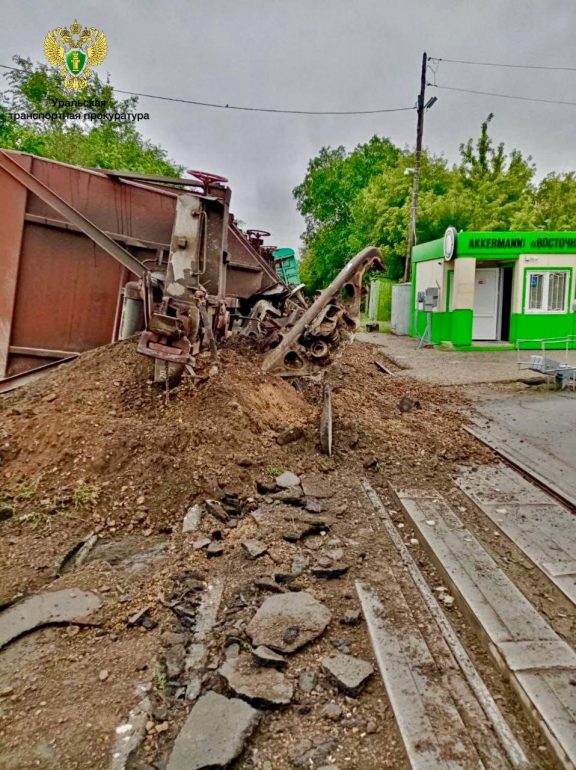 Шесть вагонов с цементом сошли с рельсов в Оренбуржье